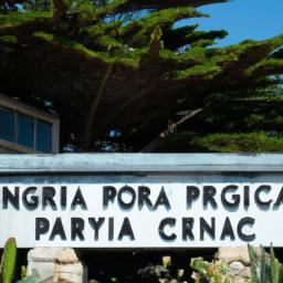 Pacific Grove Museum of Natural History erstrahlt in vollem Glanz: Aufgenommen mit einem Weitwinkelobjektiv direkt vor dieser atemberaubenden Sehenswürdigkeit in Monterey
