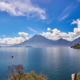 Panajachel erstrahlt in vollem Glanz: Aufgenommen mit einem Weitwinkelobjektiv direkt vor dieser atemberaubenden Sehenswürdigkeit in Lago Atitlan