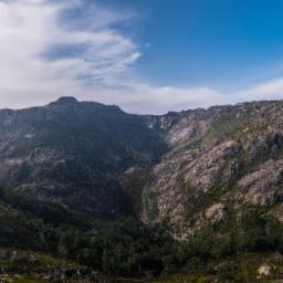 Parque Nacional da Peneda-Gerês erstrahlt in vollem Glanz: Aufgenommen mit einem Weitwinkelobjektiv direkt vor dieser atemberaubenden Sehenswürdigkeit in Portugal
