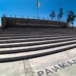 Parque Lineal erstrahlt in vollem Glanz: Aufgenommen mit einem Weitwinkelobjektiv direkt vor dieser atemberaubenden Sehenswürdigkeit in Puebla