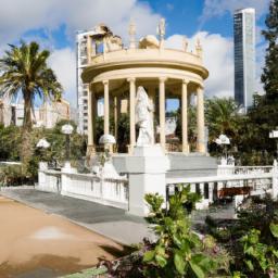 Parque de Santa Ana erstrahlt in vollem Glanz: Aufgenommen mit einem Weitwinkelobjektiv direkt vor dieser atemberaubenden Sehenswürdigkeit in Merida