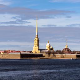 Peter und Paul Festung, Sankt Petersburg erstrahlt in vollem Glanz: Aufgenommen mit einem Weitwinkelobjektiv direkt vor dieser atemberaubenden Sehenswürdigkeit in Russland