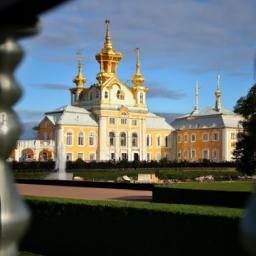 Peterhof, Sankt Petersburg erstrahlt in vollem Glanz: Aufgenommen mit einem Weitwinkelobjektiv direkt vor dieser atemberaubenden Sehenswürdigkeit in Russland