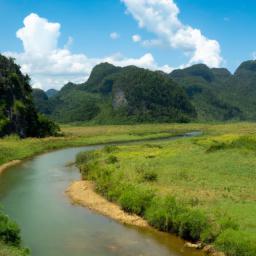 Phong Nha-Ke Bang Nationalpark erstrahlt in vollem Glanz: Aufgenommen mit einem Weitwinkelobjektiv direkt vor dieser atemberaubenden Sehenswürdigkeit in Vietnam
