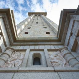 Pilgrim Monument erstrahlt in vollem Glanz: Aufgenommen mit einem Weitwinkelobjektiv direkt vor dieser atemberaubenden Sehenswürdigkeit in Provincetown