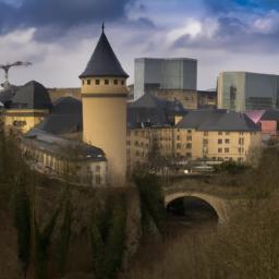 Place d'Armes, Luxemburg erstrahlt in vollem Glanz: Aufgenommen mit einem Weitwinkelobjektiv direkt vor dieser atemberaubenden Sehenswürdigkeit in Luxemburg