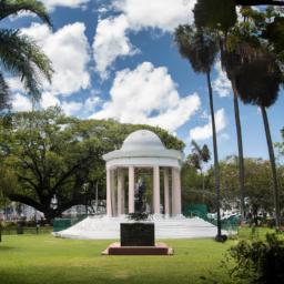Queen's Park Savannah, Trinidad erstrahlt in vollem Glanz: Aufgenommen mit einem Weitwinkelobjektiv direkt vor dieser atemberaubenden Sehenswürdigkeit in Trinidad und Tobago