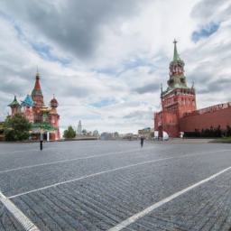 Roter Platz, Moskau erstrahlt in vollem Glanz: Aufgenommen mit einem Weitwinkelobjektiv direkt vor dieser atemberaubenden Sehenswürdigkeit in Russland