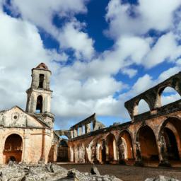 Ruinen von Jesús und Trinidad erstrahlt in vollem Glanz: Aufgenommen mit einem Weitwinkelobjektiv direkt vor dieser atemberaubenden Sehenswürdigkeit in Paraguay