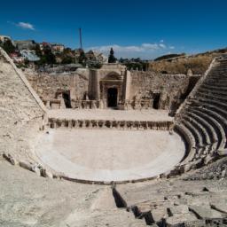 Römische Theater Amman erstrahlt in vollem Glanz: Aufgenommen mit einem Weitwinkelobjektiv direkt vor dieser atemberaubenden Sehenswürdigkeit in Jordanien
