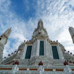Wat Arun erstrahlt in vollem Glanz: Aufgenommen mit einem Weitwinkelobjektiv direkt vor dieser atemberaubenden Sehenswürdigkeit in Thailand