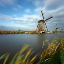 Windmühlen von Kinderdijk erstrahlt in vollem Glanz: Aufgenommen mit einem Weitwinkelobjektiv direkt vor dieser atemberaubenden Sehenswürdigkeit in Niederlande