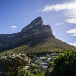 Tafelberg erstrahlt in vollem Glanz: Aufgenommen mit einem Weitwinkelobjektiv direkt vor dieser atemberaubenden Sehenswürdigkeit in Südafrika