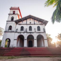 Tamarindo Church erstrahlt in vollem Glanz: Aufgenommen mit einem Weitwinkelobjektiv direkt vor dieser atemberaubenden Sehenswürdigkeit in Tamarindo