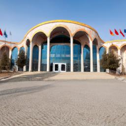 Turkmen Carpet Museum erstrahlt in vollem Glanz: Aufgenommen mit einem Weitwinkelobjektiv direkt vor dieser atemberaubenden Sehenswürdigkeit in Turkmenistan