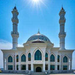 Turkmenbashi Ruhy Mosque erstrahlt in vollem Glanz: Aufgenommen mit einem Weitwinkelobjektiv direkt vor dieser atemberaubenden Sehenswürdigkeit in Turkmenistan