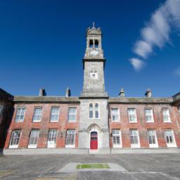 University College Cork erstrahlt in vollem Glanz: Aufgenommen mit einem Weitwinkelobjektiv direkt vor dieser atemberaubenden Sehenswürdigkeit in Cork
