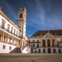 Universidade de Coimbra erstrahlt in vollem Glanz: Aufgenommen mit einem Weitwinkelobjektiv direkt vor dieser atemberaubenden Sehenswürdigkeit in Portugal