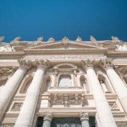 Vatikanische Bibliothek erstrahlt in vollem Glanz: Aufgenommen mit einem Weitwinkelobjektiv direkt vor dieser atemberaubenden Sehenswürdigkeit in Vatikanstadt