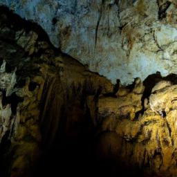 Venado Caves erstrahlt in vollem Glanz: Aufgenommen mit einem Weitwinkelobjektiv direkt vor dieser atemberaubenden Sehenswürdigkeit in La Fortuna