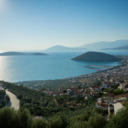 Vlora Bay erstrahlt in vollem Glanz: Aufgenommen mit einem Weitwinkelobjektiv direkt vor dieser atemberaubenden Sehenswürdigkeit in Vlora