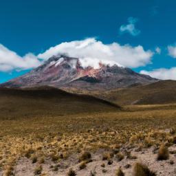 Vulkan Chimborazo erstrahlt in vollem Glanz: Aufgenommen mit einem Weitwinkelobjektiv direkt vor dieser atemberaubenden Sehenswürdigkeit in Ecuador