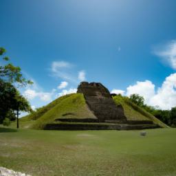 Xunantunich erstrahlt in vollem Glanz: Aufgenommen mit einem Weitwinkelobjektiv direkt vor dieser atemberaubenden Sehenswürdigkeit in Belize
