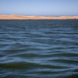 Walvis Bay erstrahlt in vollem Glanz: Aufgenommen mit einem Weitwinkelobjektiv direkt vor dieser atemberaubenden Sehenswürdigkeit in Namibia