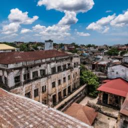 Zanzibar Stone Town erstrahlt in vollem Glanz: Aufgenommen mit einem Weitwinkelobjektiv direkt vor dieser atemberaubenden Sehenswürdigkeit in Tansania